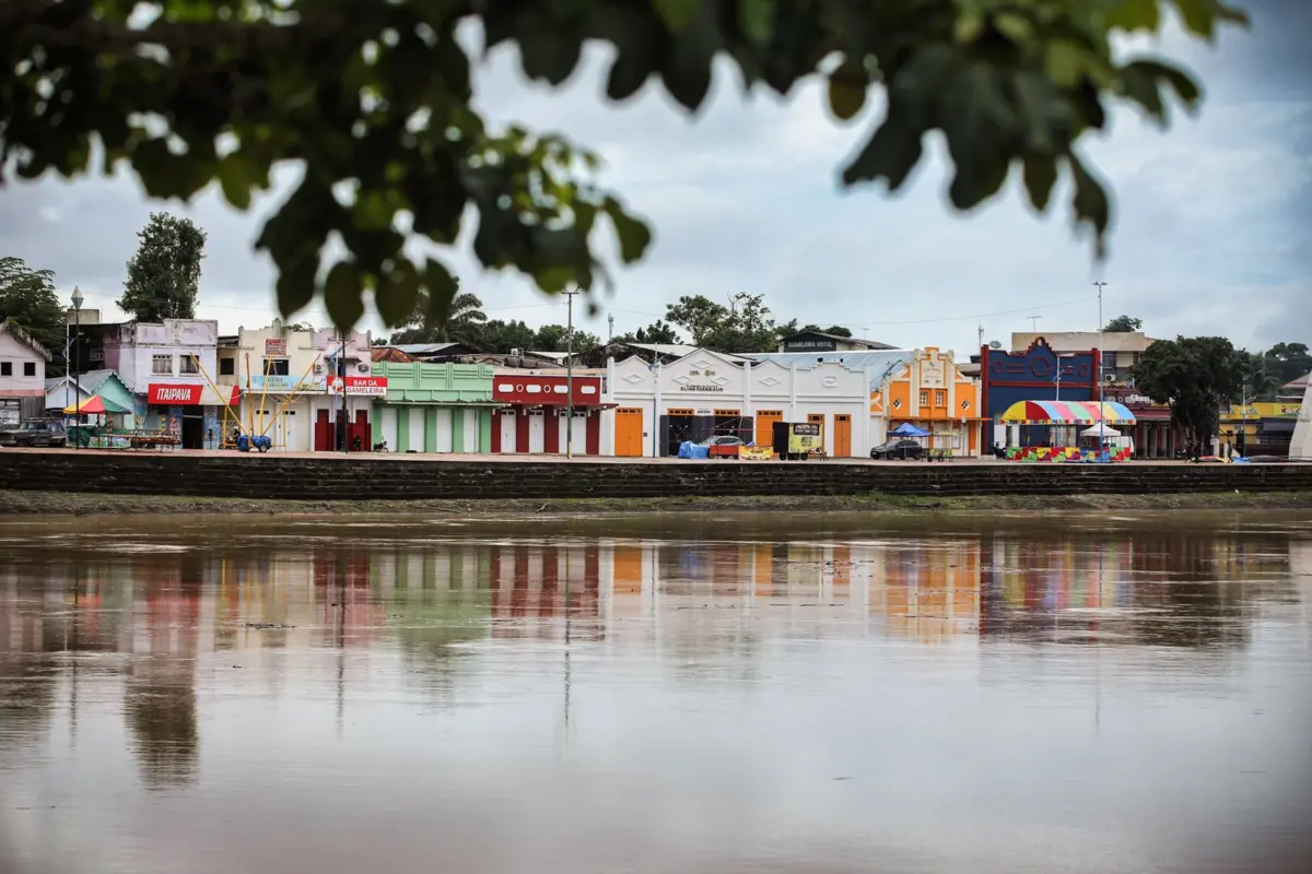 Nível do Rio Acre recua ao meio-dia, mas segue acima da cota de transbordo