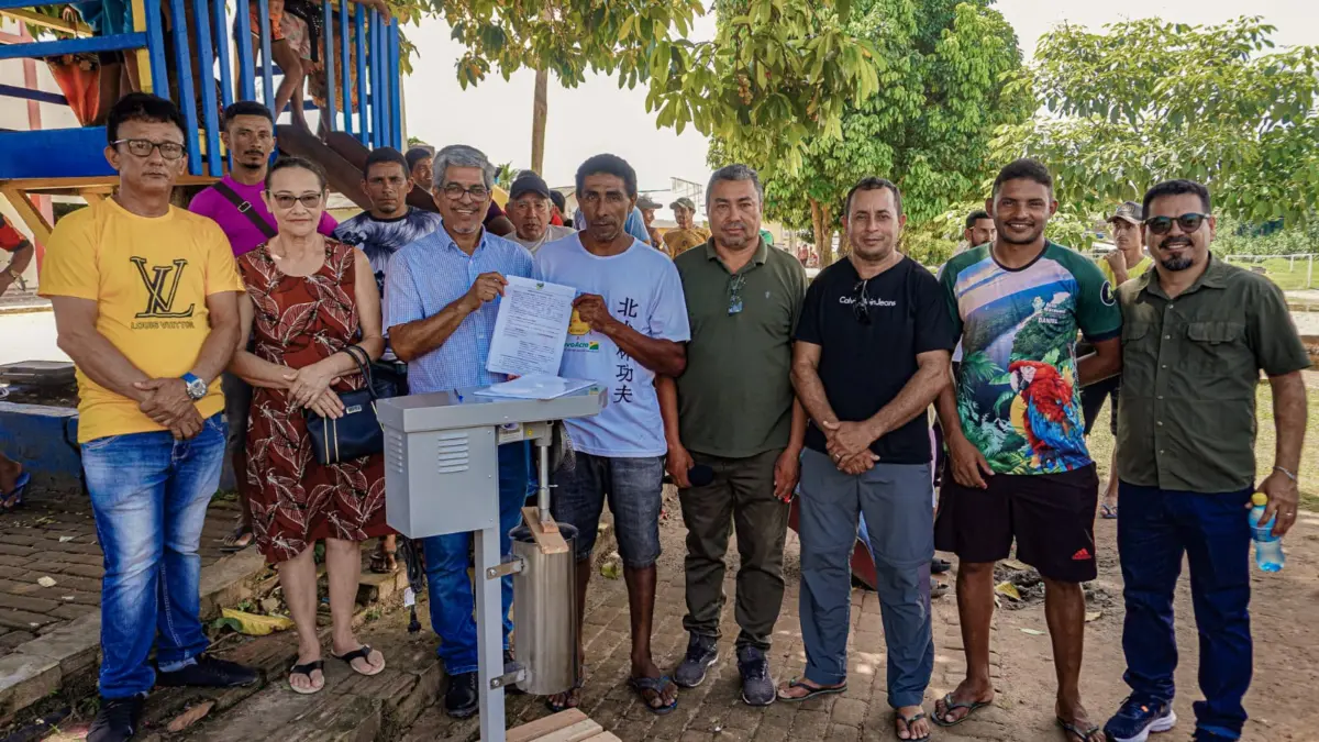 Edvaldo Magalhães entrega kits de beneficiamento de açaí e barcos a comunidades de Jordão