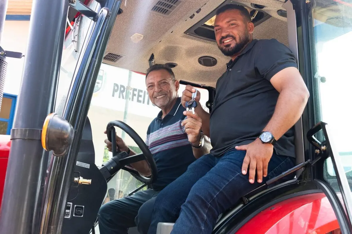Zezinho Barbary fortalece a agricultura com entrega de trator no Jordão