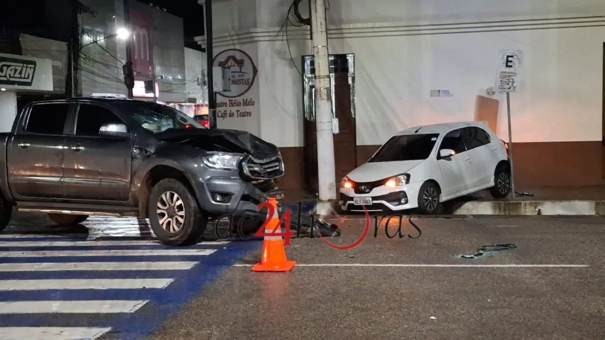 Colisão entre caminhonete e carro causa danos em cruzamento do Centro
