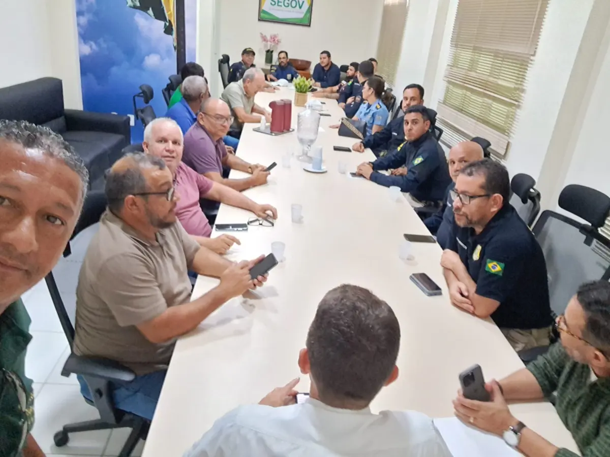 Taxistas recuam de bloqueio de rodovias após promessa de fiscalização contra transporte clandestino no Acre