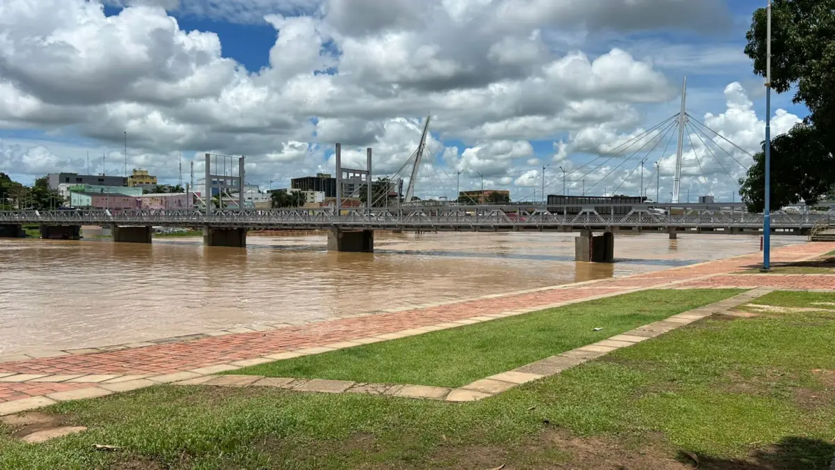 Rio Acre atinge 14,70 metros ao meio-dia e segue acima da cota de transbordo