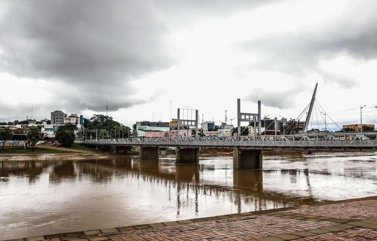 Rio Acre apresenta leve recuo, mas permanece abaixo do nível de alerta
