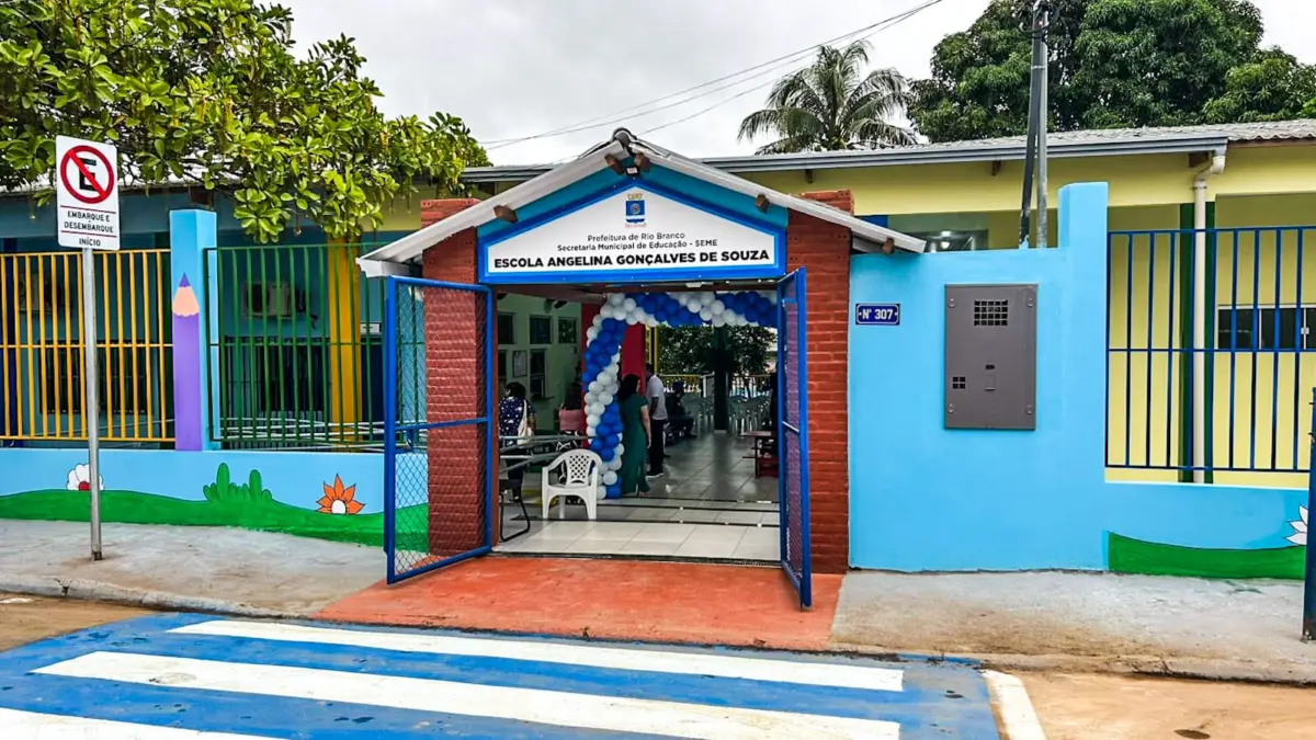 Com recursos próprios, prefeitura de Rio Branco entrega reforma da Escola Angelina Gonçalves