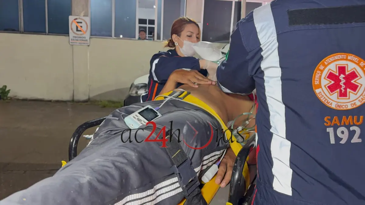 Motociclista fica gravemente ferido após colisão com poste na Cidade do Povo