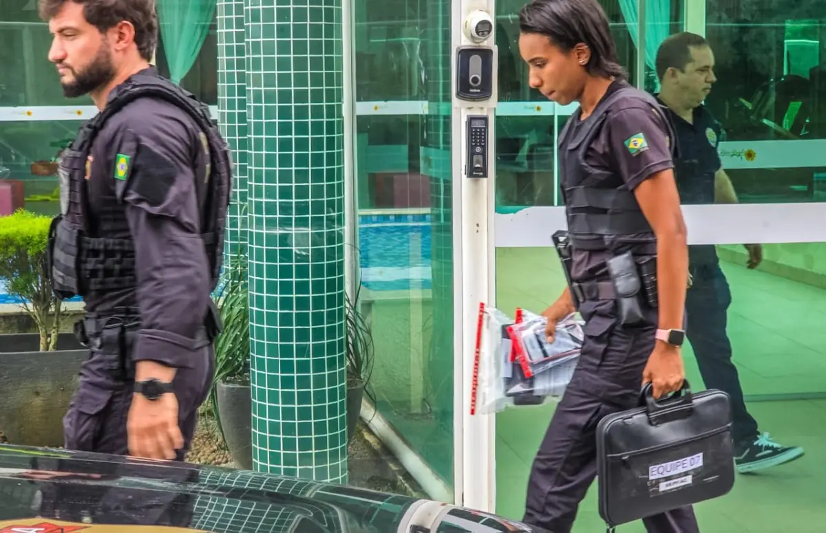 PF apreende celulares e documentos em prédio onde moram Velloso e Mazinho, alvos de Operação no Acre