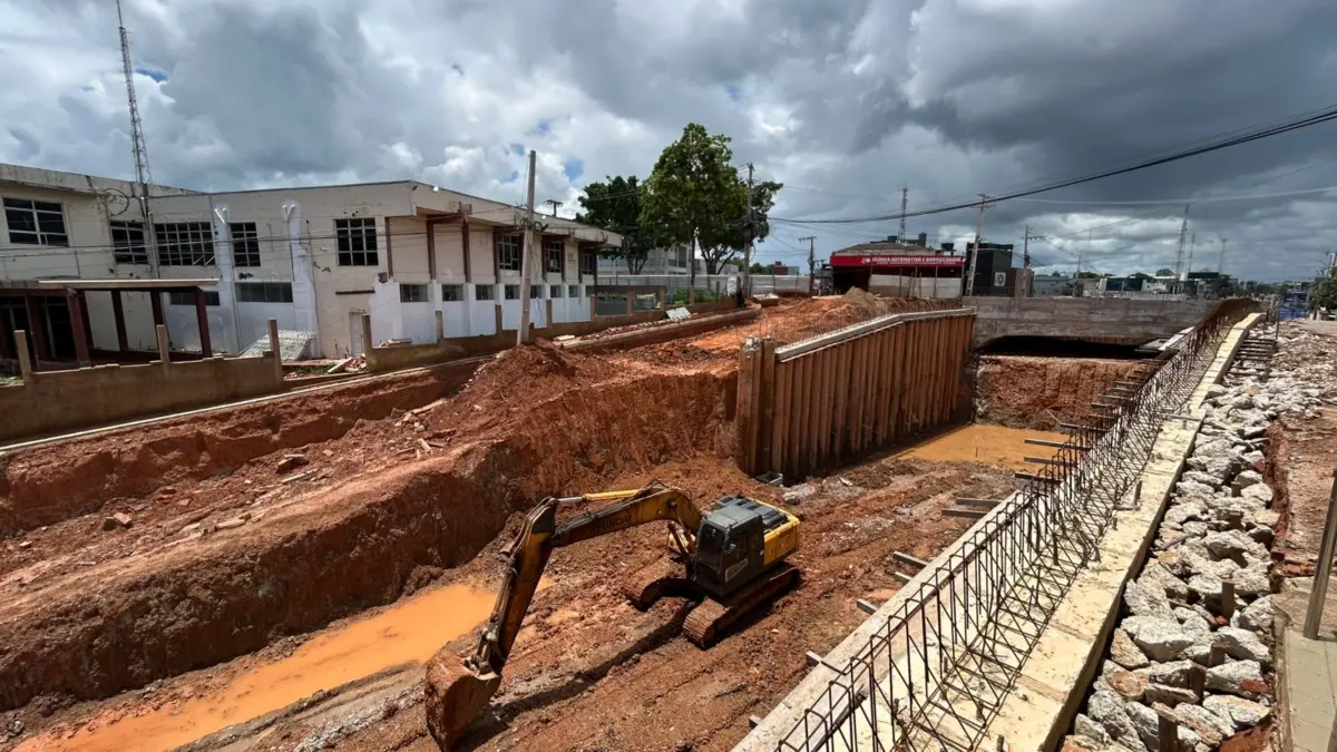 Trecho da Av. Ceará enfrenta problema com água durante obras do complexo