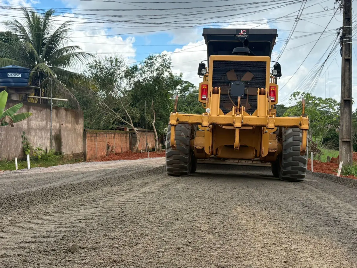 Deracre avança na base da pavimentação da Estrada Dias Martins