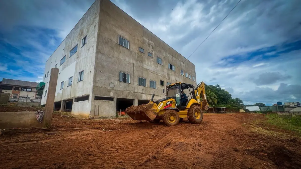 Deracre executa limpeza e pavimentação no pátio da nova sede da CGE