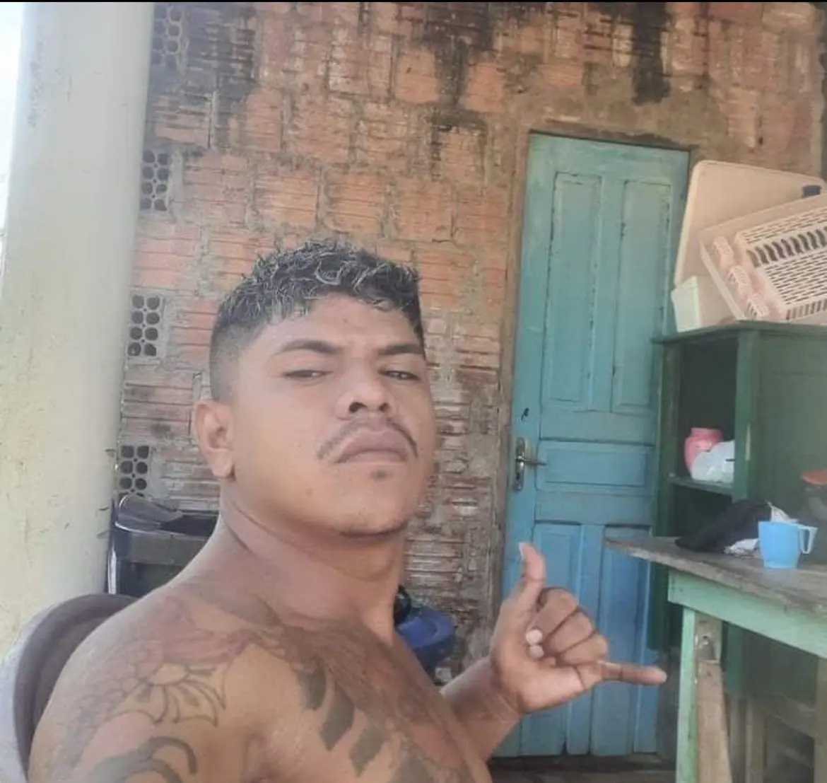 Residência é invadida e jovem é morto a tiros e facadas no interior do Acre