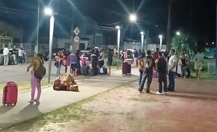 Passageiros esperam por horas ônibus de excursão para Rondônia em Rio Branco
