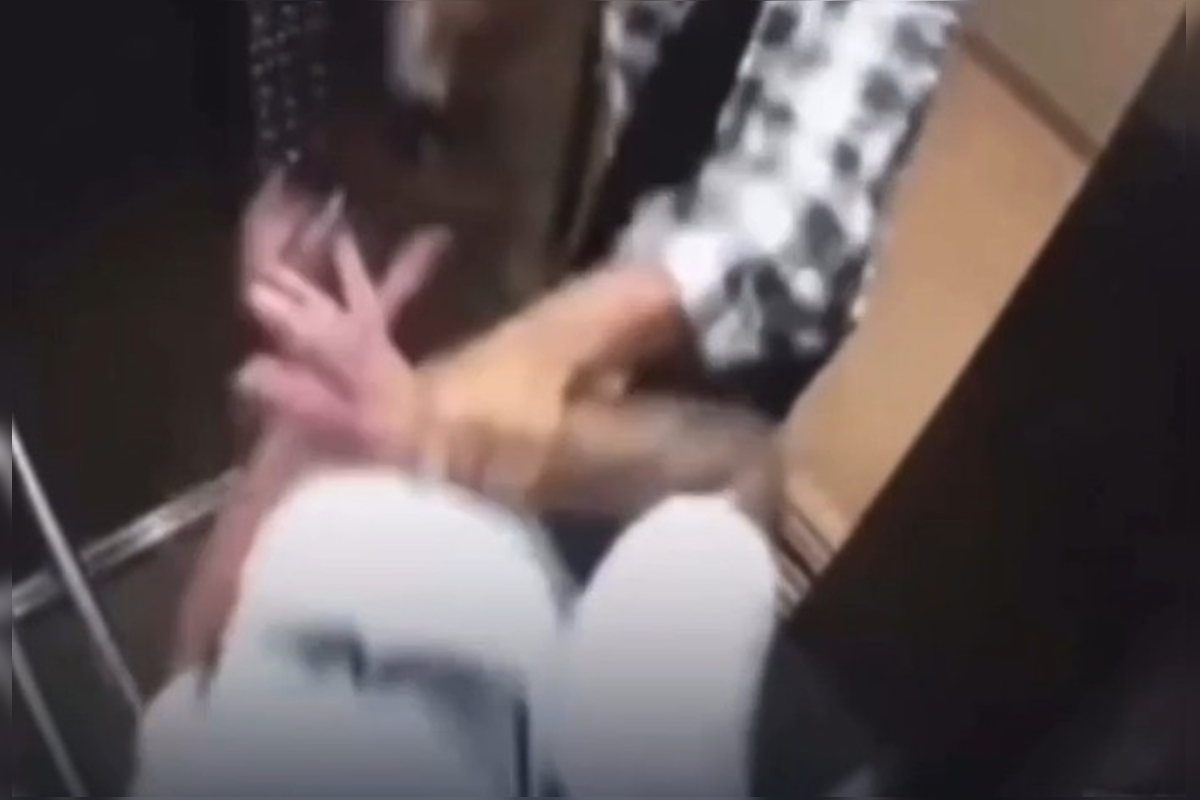 Homem esfaqueia vizinho em elevador; imagens mostram agressão brutal. Veja vídeo