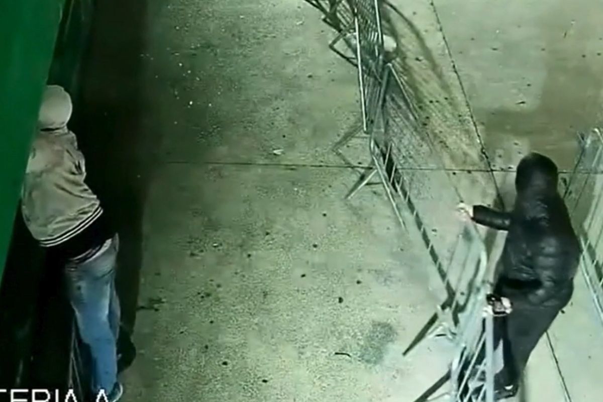 Veja momento da pichação de muro do Palmeiras após goleada. Vídeo