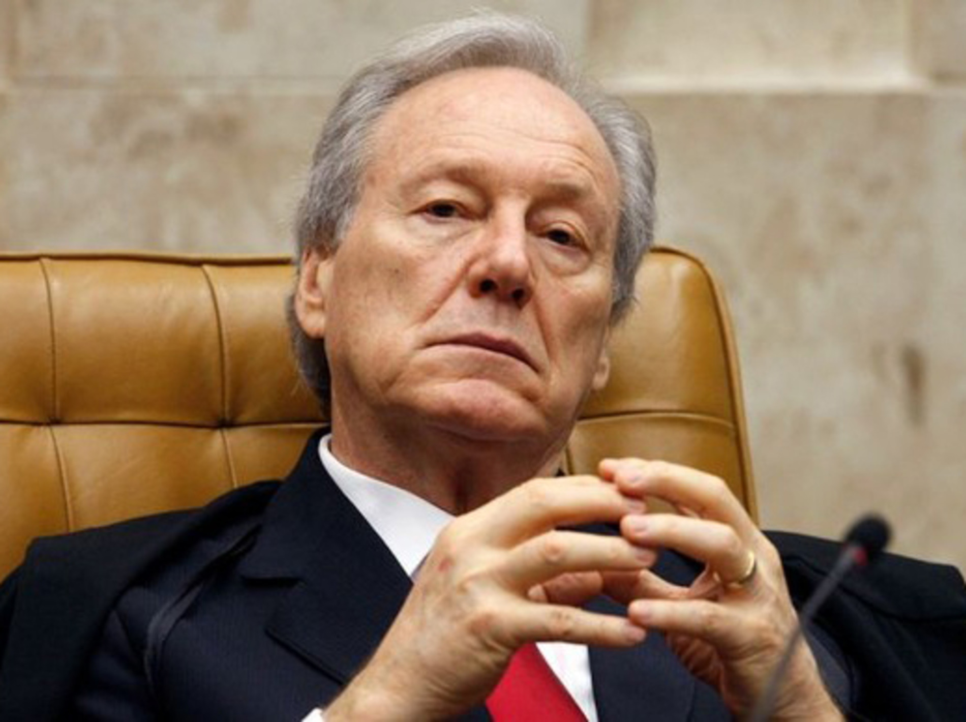 Magoado, Lewandowski recebe homenagem de secretários do MJ