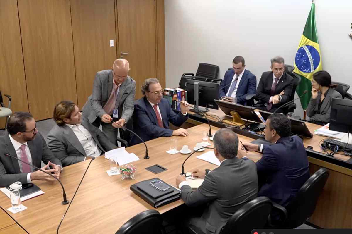 Vorcaro e ex-presidente do BRB divergem sobre origem de carteiras do Master em acareação. Veja vídeo