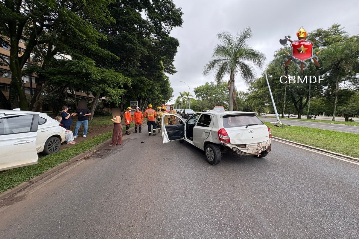 Motorista bate em poste e acerta outro veículo no Eixinho. Veja vídeo