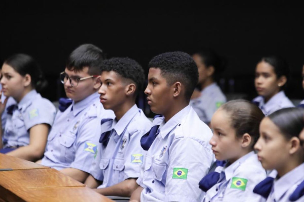 Escolas cívico-militares de SP vão começar ano letivo sem uniformes