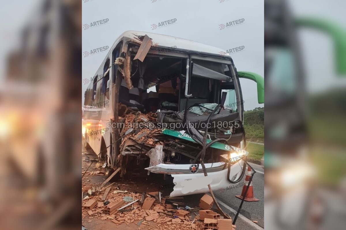 Ônibus com 30 passageiros bate em caminhão e deixa feridos em SP