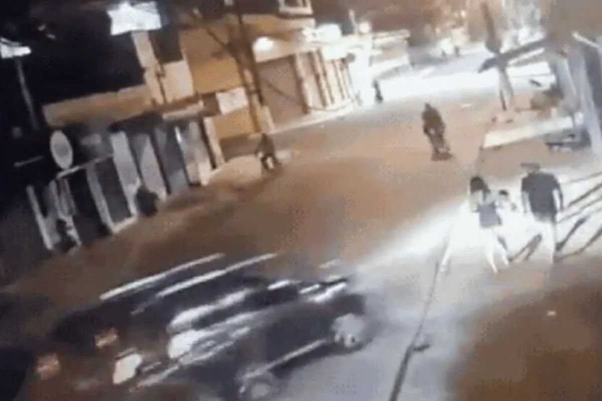 Motorista bêbado invade calçada e atropela casal e criança de 2 anos. Veja o momento