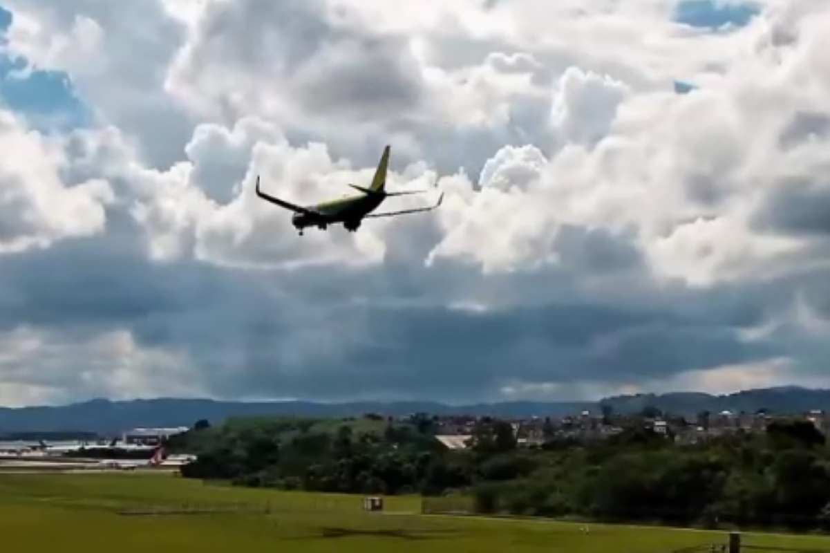 Avião muda plano de pouso após apresentar falhas técnicas em SP. Vídeo