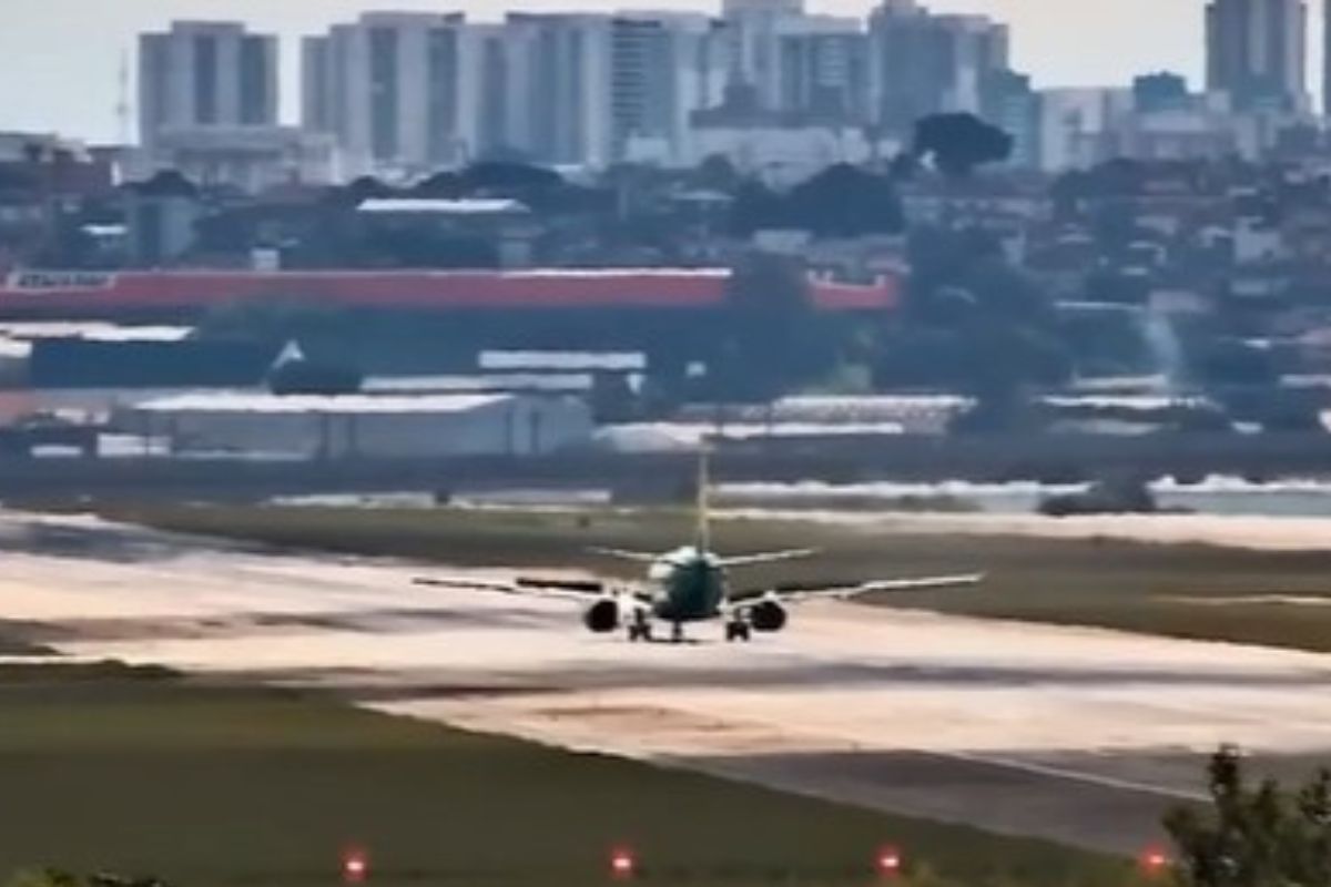 O que fez piloto mudar plano de pouso após avião ter falha técnica