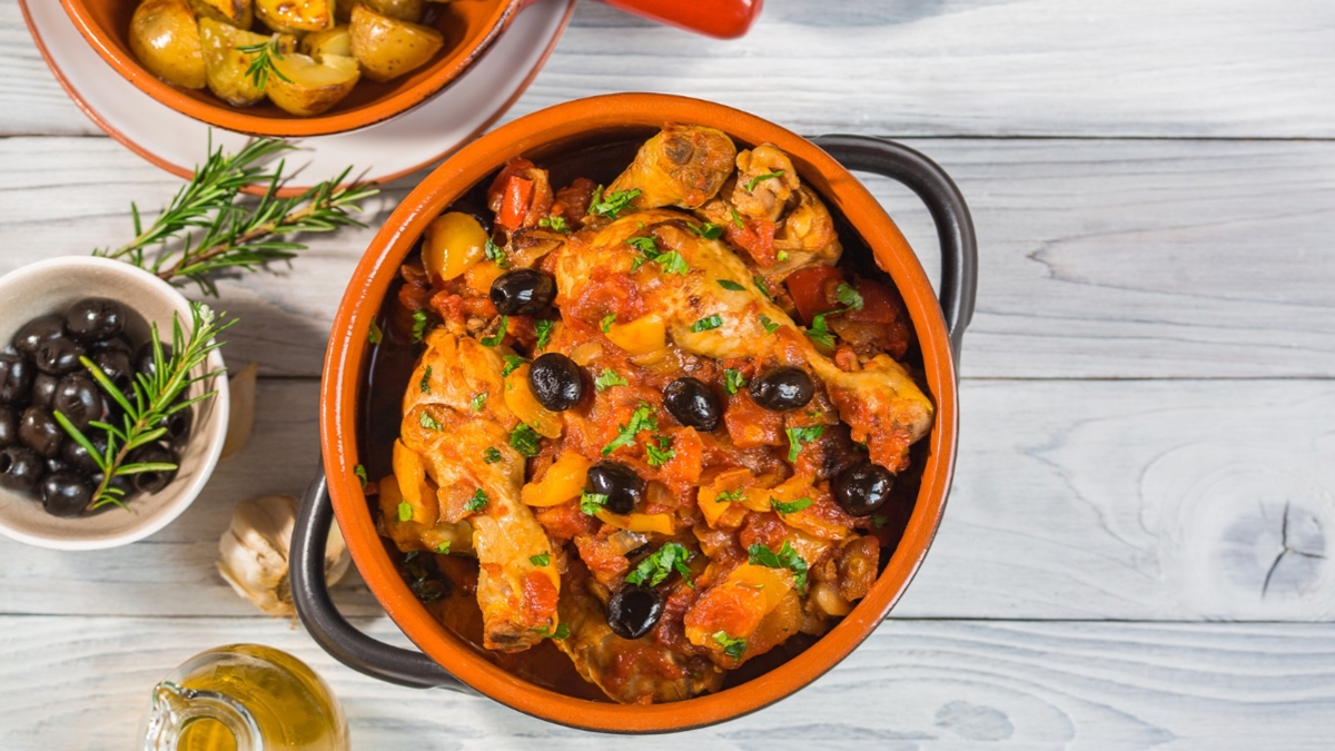 Frango à caçadora com molho encorpado e sabor marcante; aprenda