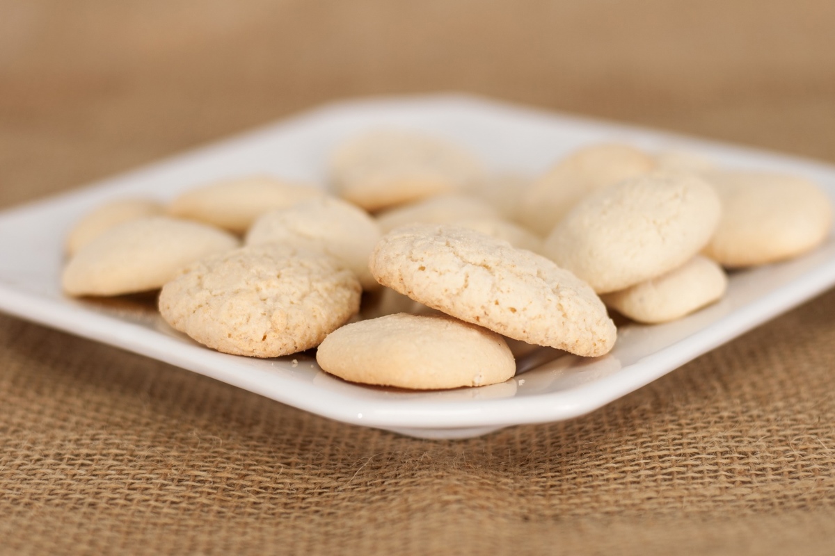 Faça biscoitinhos caseiros de maisena para servir com café