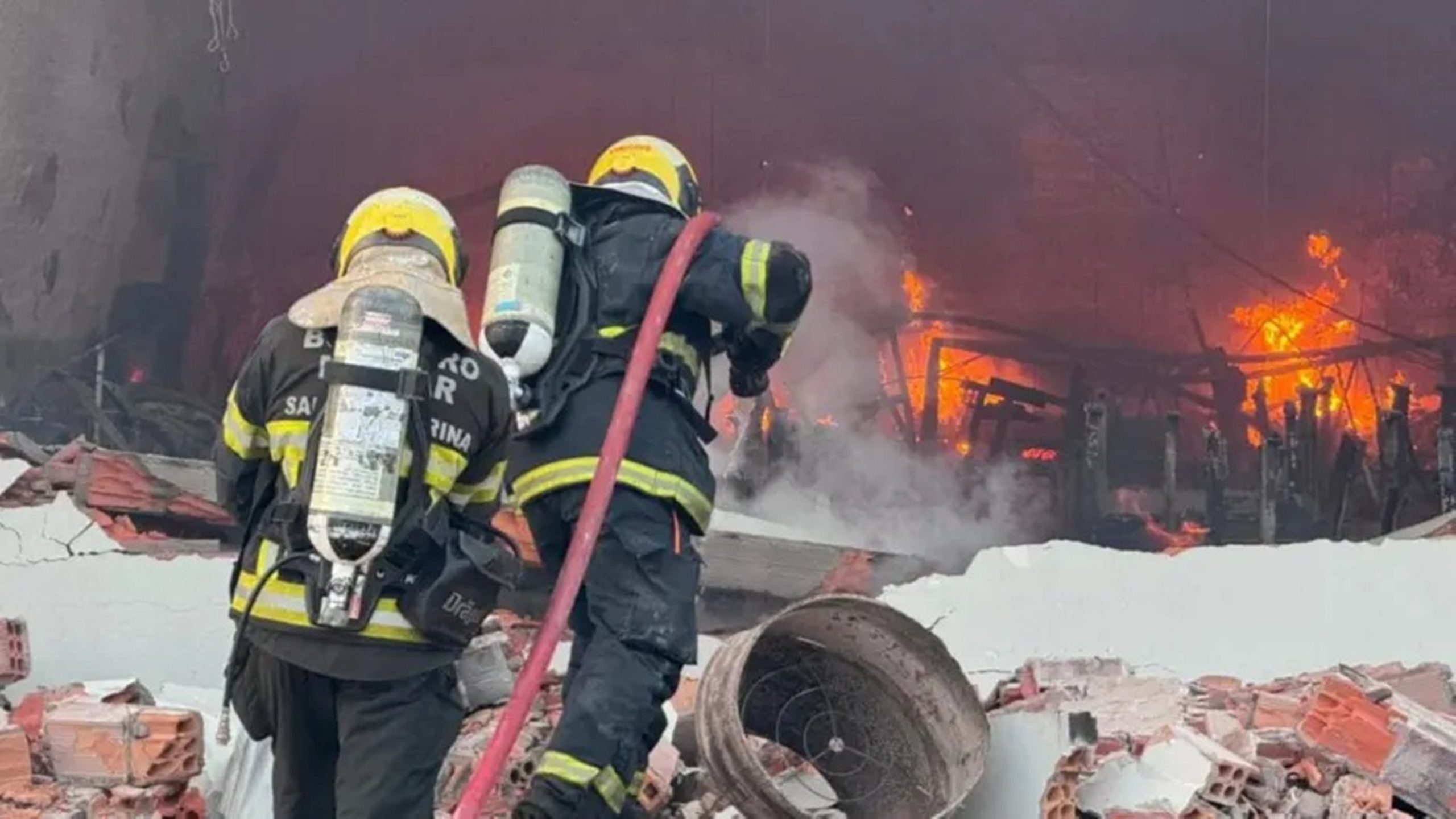 Incêndio destrói parte de fábrica de uniformes em SC. Veja vídeo