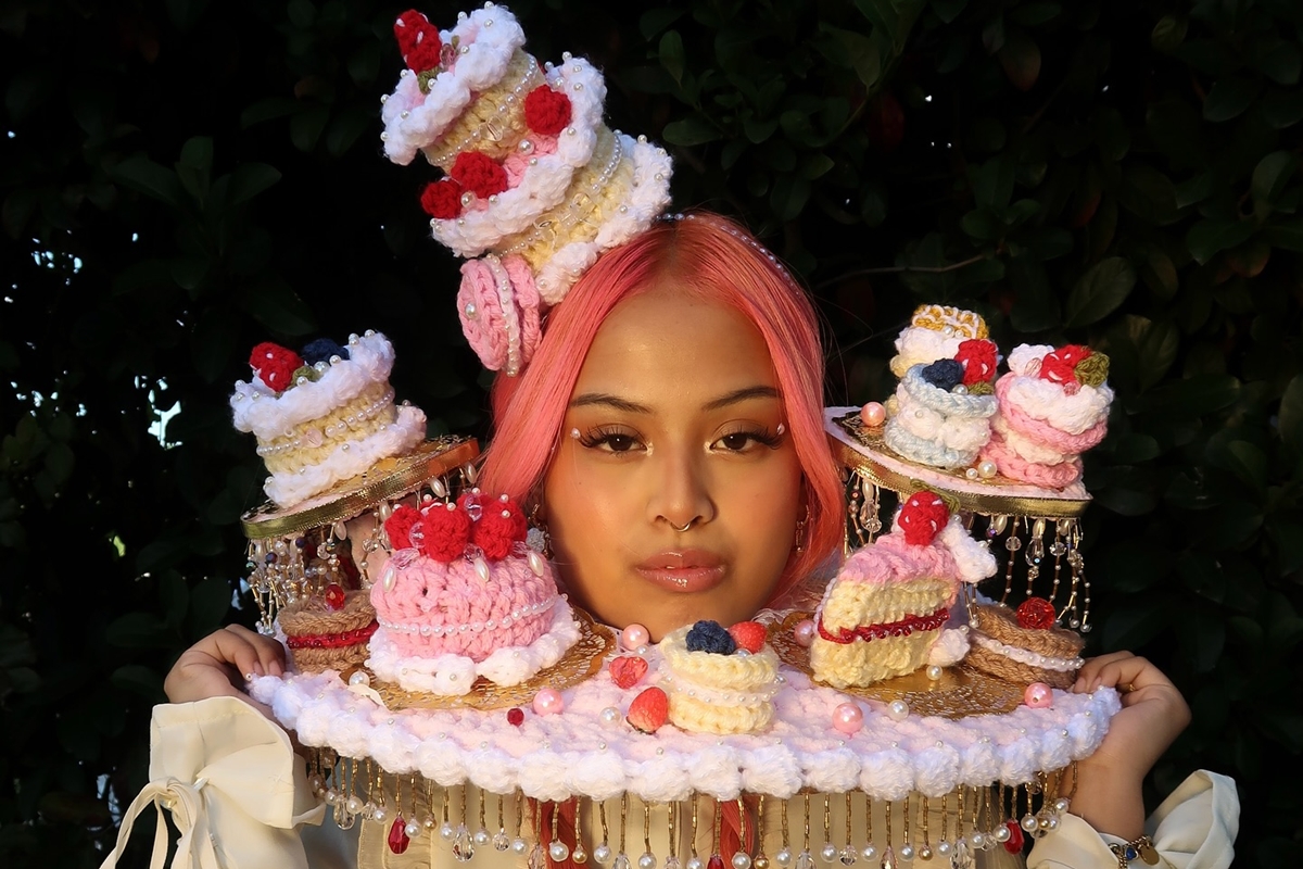 Jovem designer inova em crochês extravagantes e conquista web