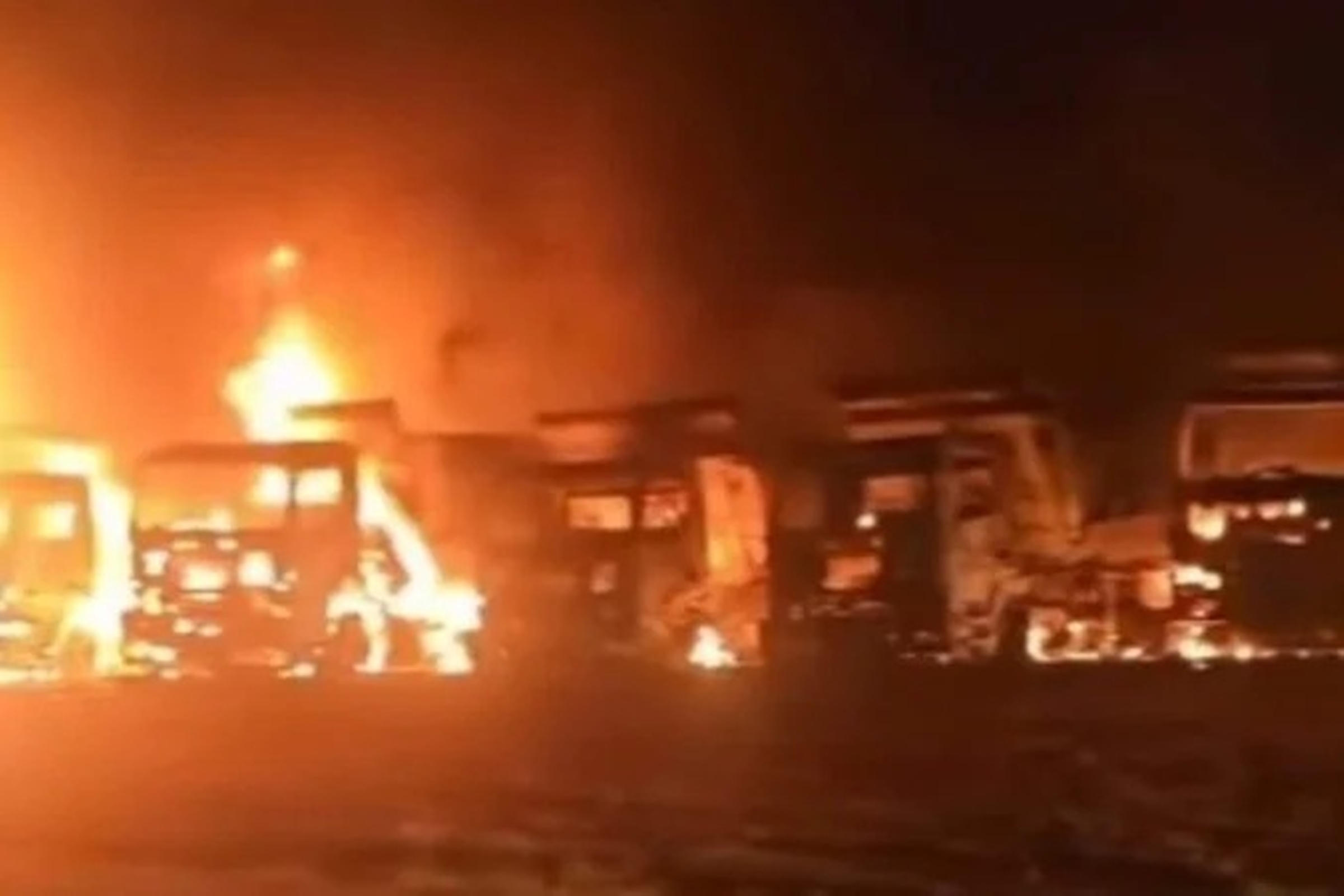 GO: incêndio destrói caminhões e máquinas usadas em obra na BR-153. Veja o vídeo