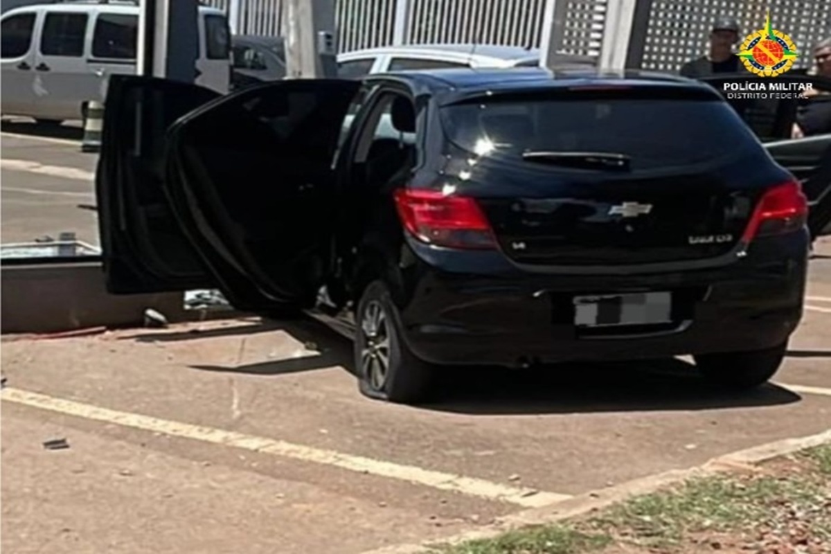 Suspeitas de roubar carro são presas após bater em muro de igreja. Veja vídeo