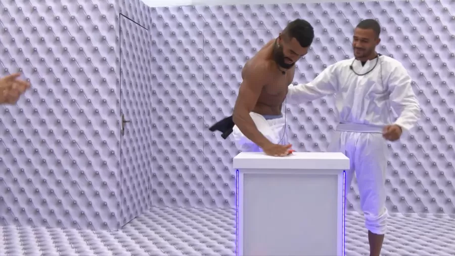 Com fome, Ricardo desiste do Quarto Branco após 100 horas confinado