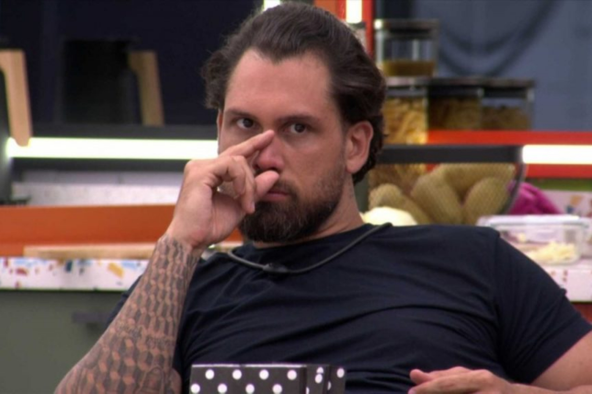 BBB 26: Marcelo faz pergunta íntima a Brigido e participante reage