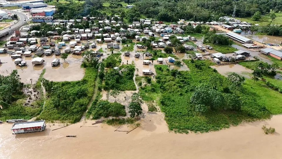 Rio Juruá atinge 13,38 metros e 11 bairros sofrem impactos em Cruzeiro do Sul