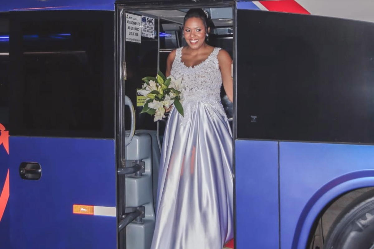 Noiva homenageia pai motorista ao chegar a cerimônia de ônibus