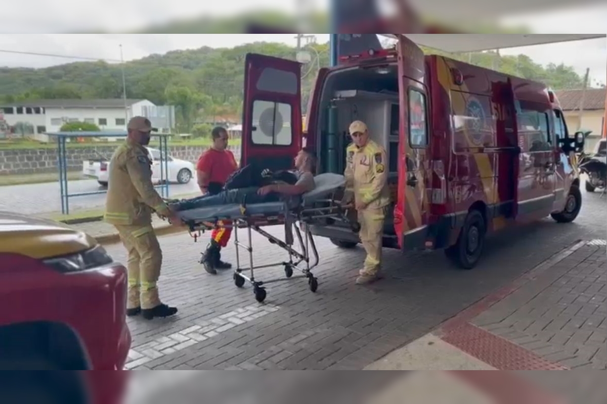 Veja momento em que jovem que sumiu no Pico Paraná chega ao hospital. Vídeo