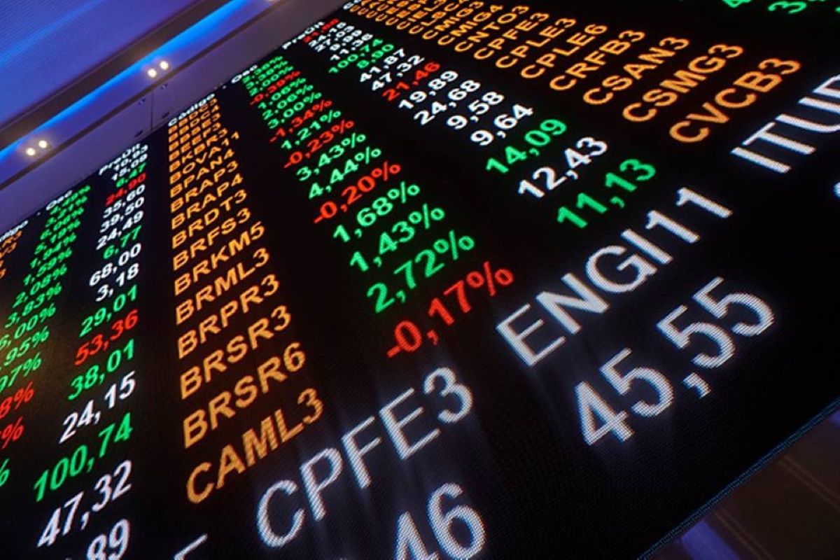 Bolsa abre com novo recorde e dólar cai a menor valor em quase 2 anos