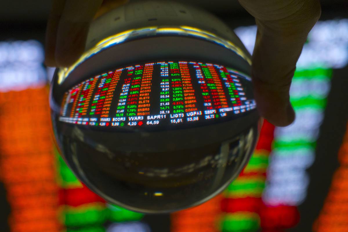 Máquina de recordes: Bolsa explode e crava máxima histórica. Dólar cai