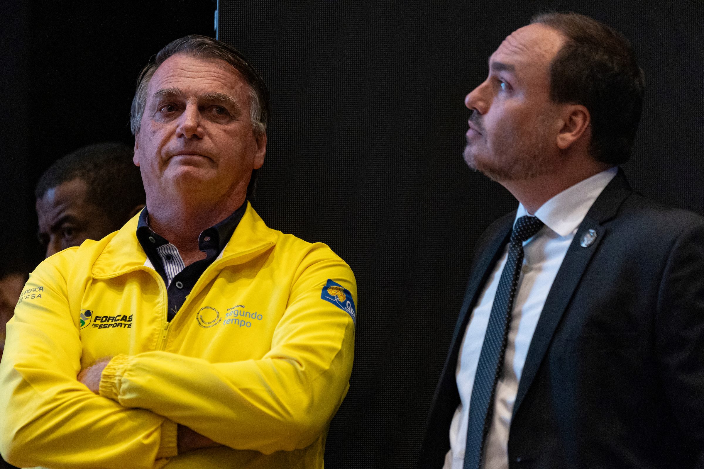 Defesa de Bolsonaro pede autorização para visita de Carlos na PF