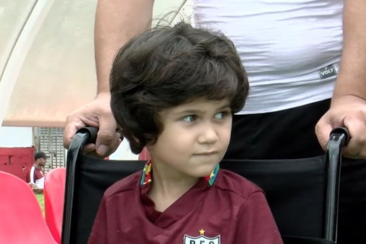 Menino que sobreviveu a queda de 10º andar visita clube do coração. Vídeo