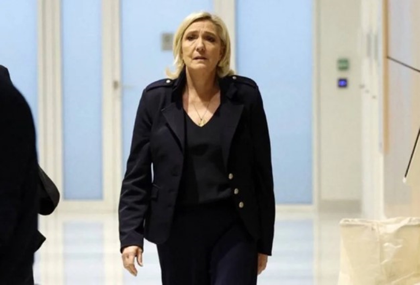 França: no 1° dia de julgamento, Le Pen afirma não ter cometido crimes