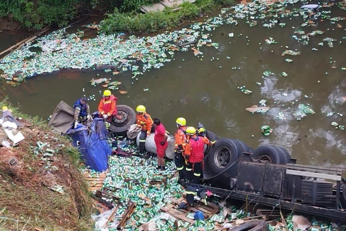 Caminhão de cerveja é saqueado após morte de motorista em acidente