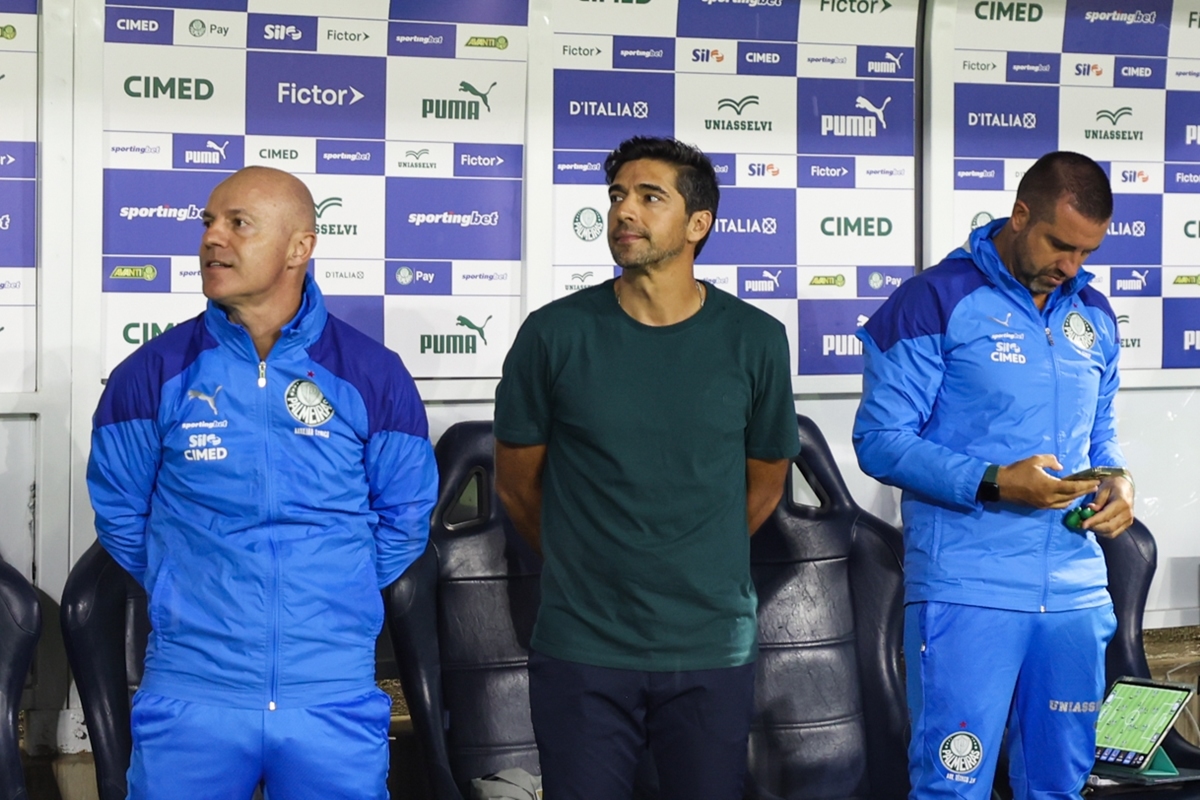 Abel diz que ainda contava com Weverton e fala sobre Almada e Arias