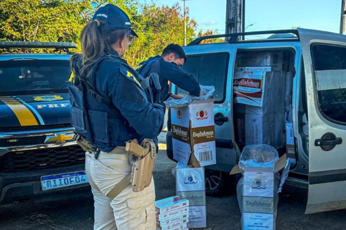 Homem foge da PRF após ser pego com cigarros contrabandeados em carro