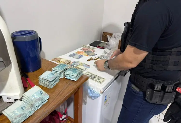 Polícia apreende morfina, dólares e R$ 38 mil em investigação sobre desvio de medicamentos no Acre