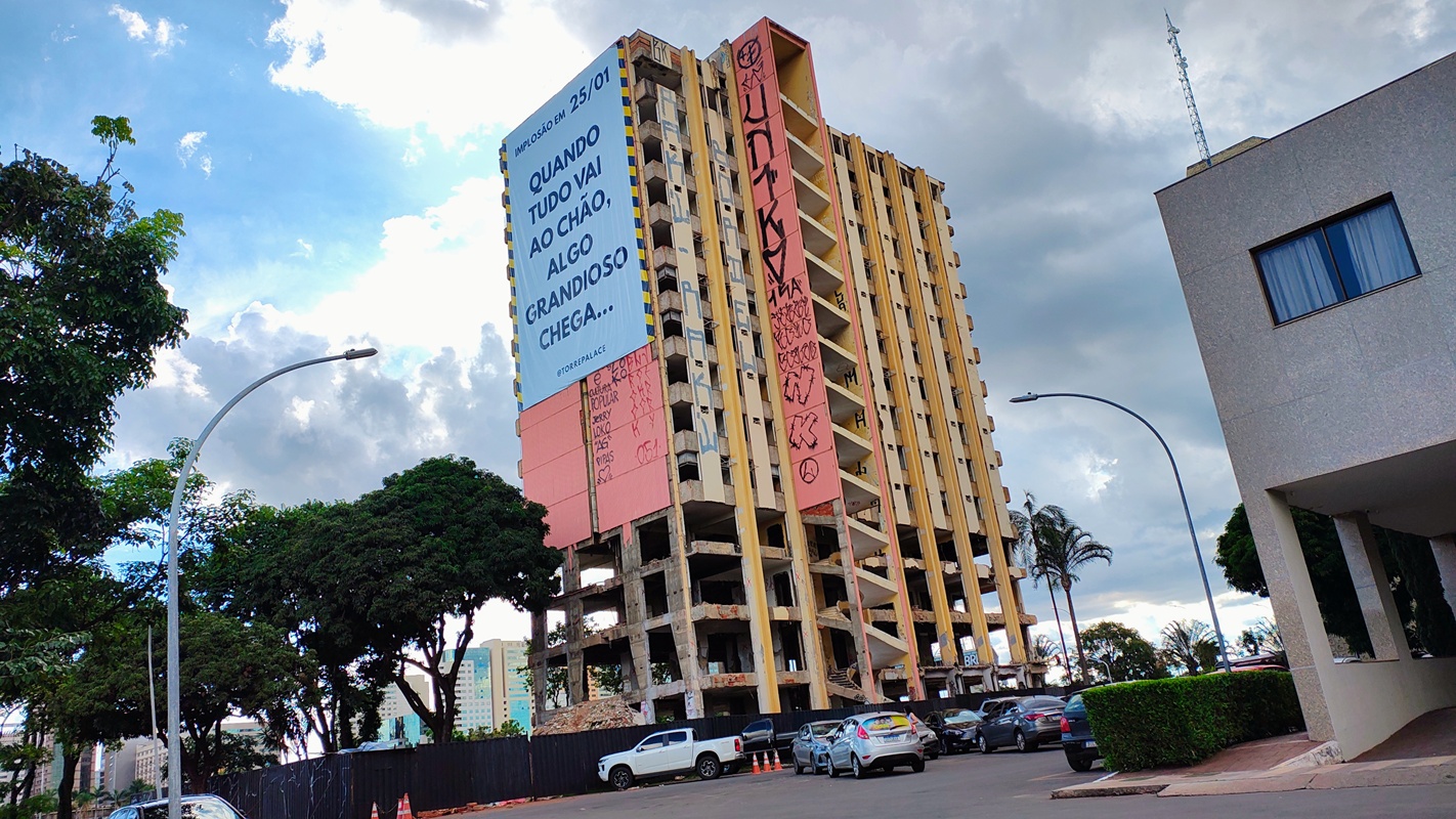 Implosão de icônico hotel no centro de Brasília tem hora marcada