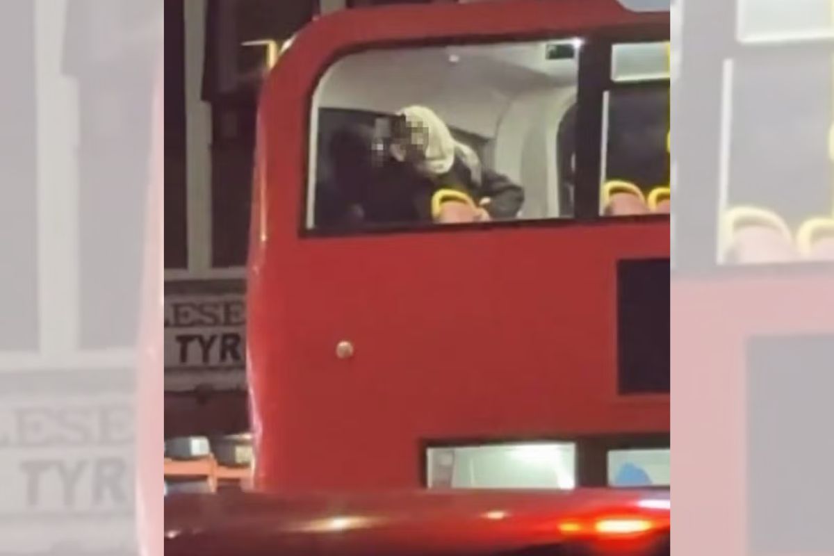 Vídeo: casal é filmado fazendo sexo em ônibus de dois andares