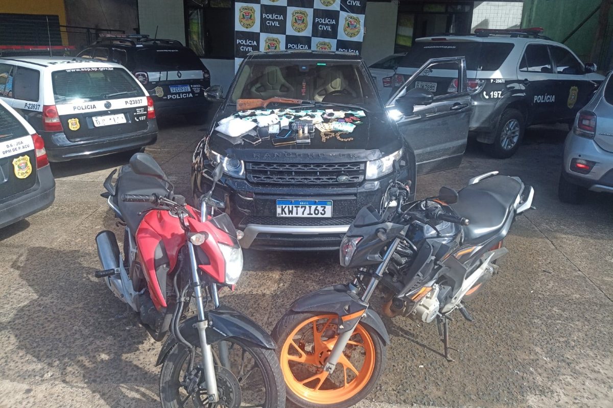 Carrão, motos e dinheiro: polícia prende suspeito em "casa do tráfico"