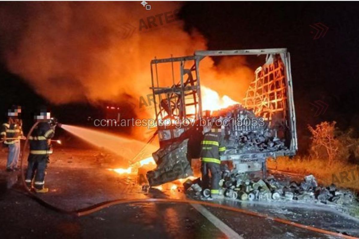 Caminhão pega fogo, derruba carga e causa bloqueio de rodovia em SP