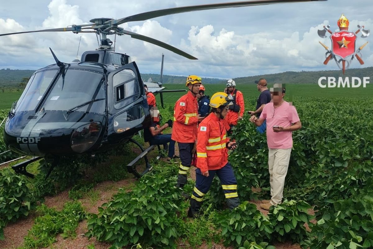 Helicóptero Carcará resgata ferido após pouso forçado de avião no DF